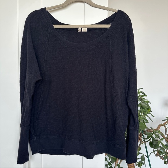 Women's Black Crew Neck Lightweight Knit Crewneck Sweater - Picture 1 of 3